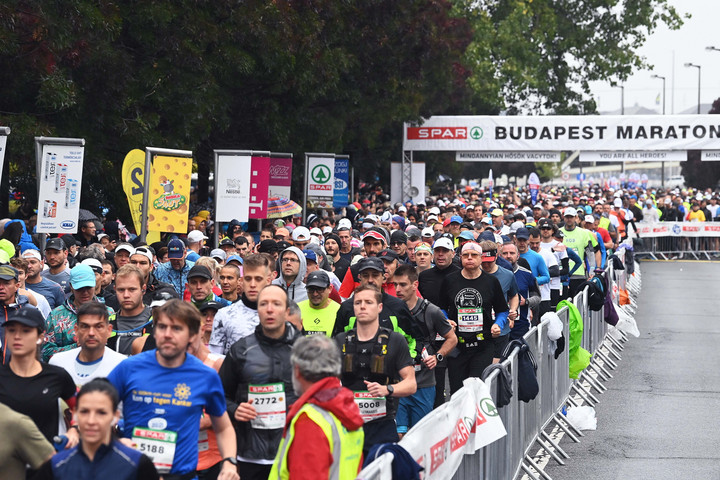 Fotó: MTI/Bruzák Noémi Az eső sem tartotta vissza a futókat a Budapest Maratonon