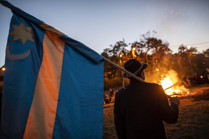 Őrtüzekkel, gyertyákkal ünnepelték Székelyföld autonómiájának napját