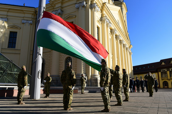 Felvonták a nemzeti lobogót az Országház előtt