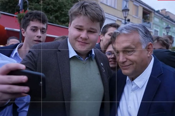 Így üzemel Orbán Viktor szelfigyára
