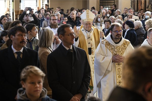 Átadták a felújított budapesti pasaréti ferences templomot