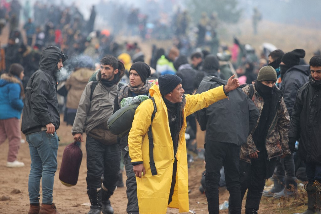 Horvát lap: száz, agresszíven viselkedő migráns próbált meg felszállni egy vonatra Horvátországban