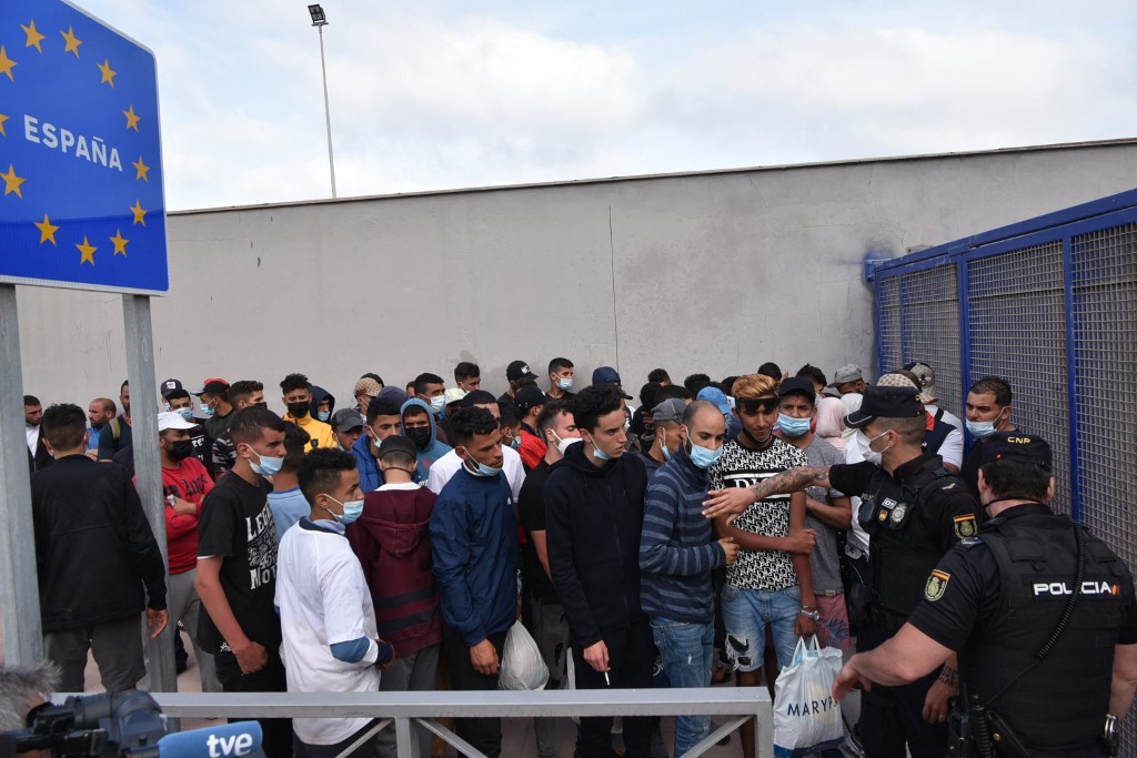 Fotó: Antonio Sempere / AFP Migránsok akarnak Spanyolország területére lépni