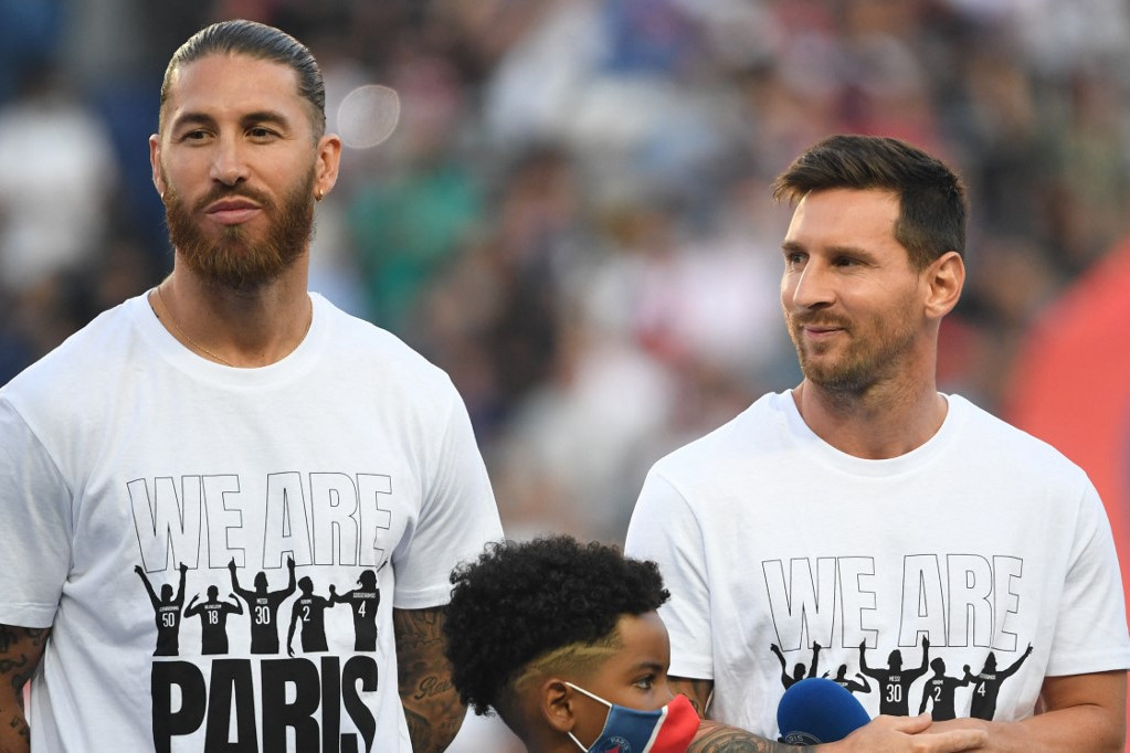 Sergio Ramos (balra) és Messi hosszú éveken át riválisokként küzdöttek az El Clásicókon, ma csapattársak a PSG-nél