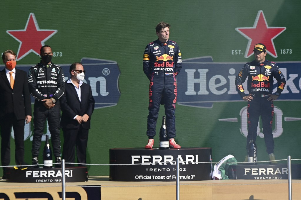 Verstappen mögött Hamilton végzett a második helyen, a dobogó alsó fokára pedig a másik Red Bullt vezető, hazai közönség előtt szereplő Sergio Pérez állhatott fel