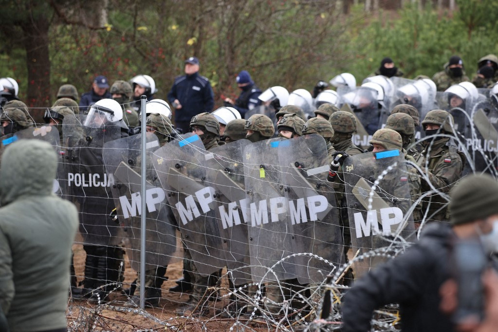 Lengyel katonák védik a határt az illegális bevándorlókkal szemben