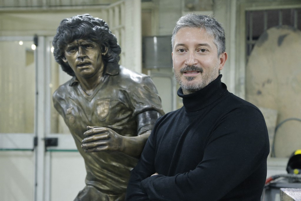 Fotó: AFP/Carlo Hermann Domenico Sepe szobrászművész nápolyi műhelyében alkotásával, Diego Maradona életnagyságú bronzszobrával