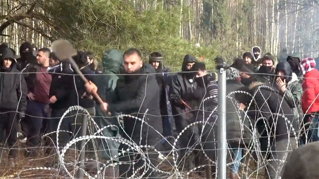Migránsok vágják át a kerítést a lengyel-fehérorosz határon