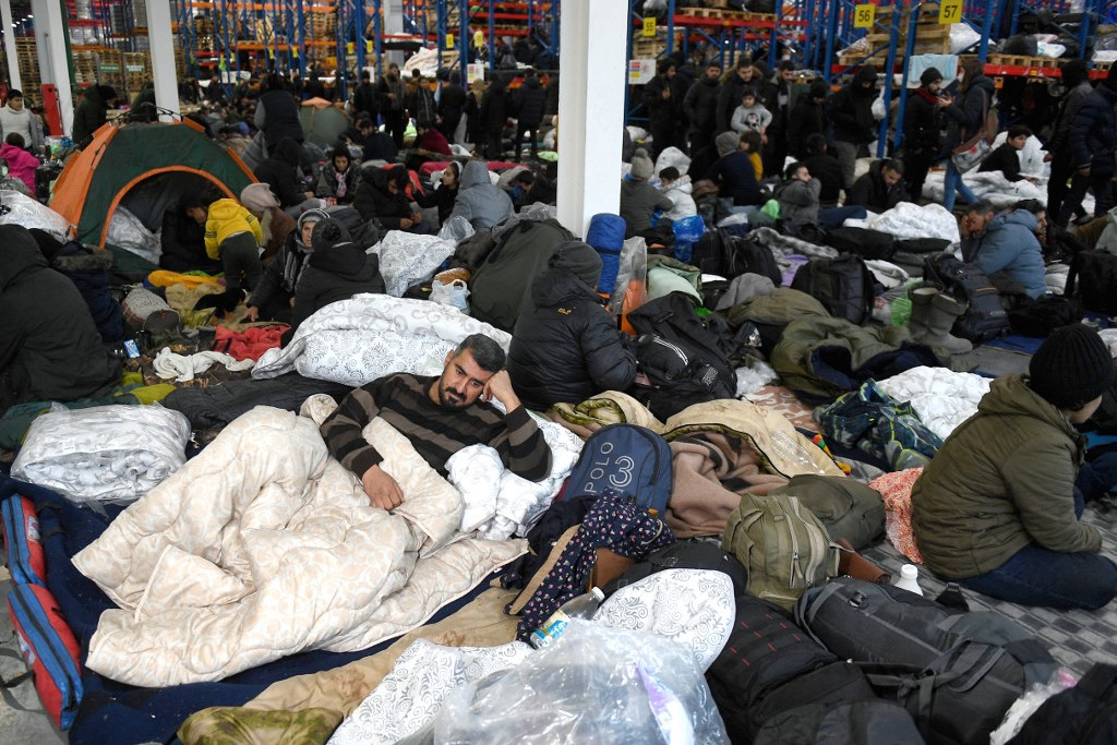 Fotó: Viktor Tolochko / Sputnik / Sp Csaknem kétezer migráns éjszakázott Fehéroroszországban egy fűtött raktárcsarnokban