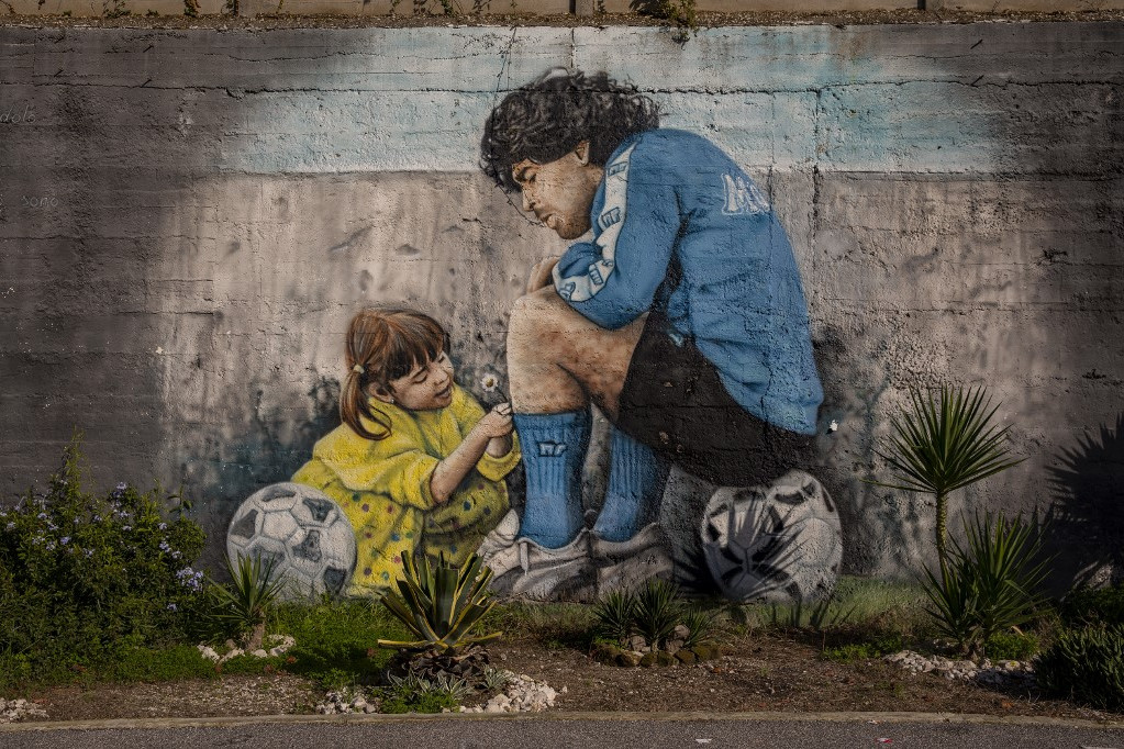 Maradonát lányával, Dalmával együtt ábrázoló falfestmény Nápolyban