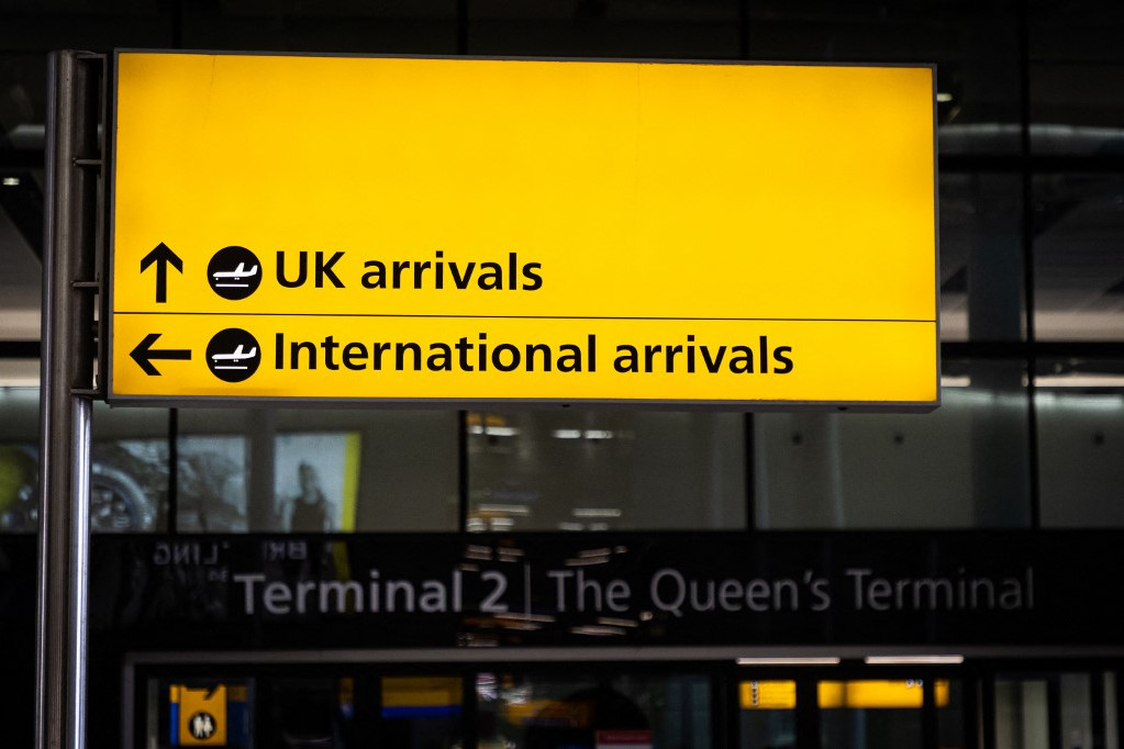 Nagy-Britannia már péntektől felfüggesztette a repülőjáratokat hat afrikai országból az új koronavírus-variáns vizsgálatának idejére