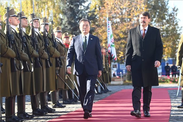 Áder János köztársasági elnök (j) katonai tiszteletadás mellett fogadja Mun Dzse In dél-koreai államfőt a Sándor-palota előtt