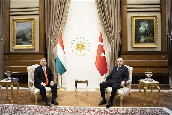 Orbán Viktor miniszterelnök (b) és Recep Tayyip Erdogan török elnök (j) találkozója az ankarai elnöki palotában