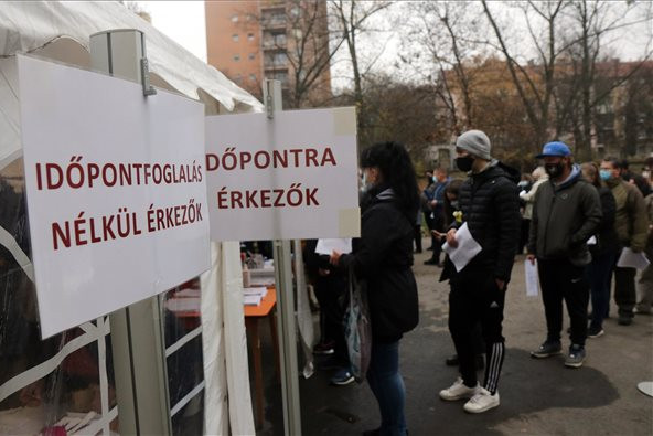 Oltásra érkezők a Borsod-Abaúj-Zemplén Megyei Központi Kórház és Egyetemi Oktatókórházban kialakított oltóponton Miskolcon