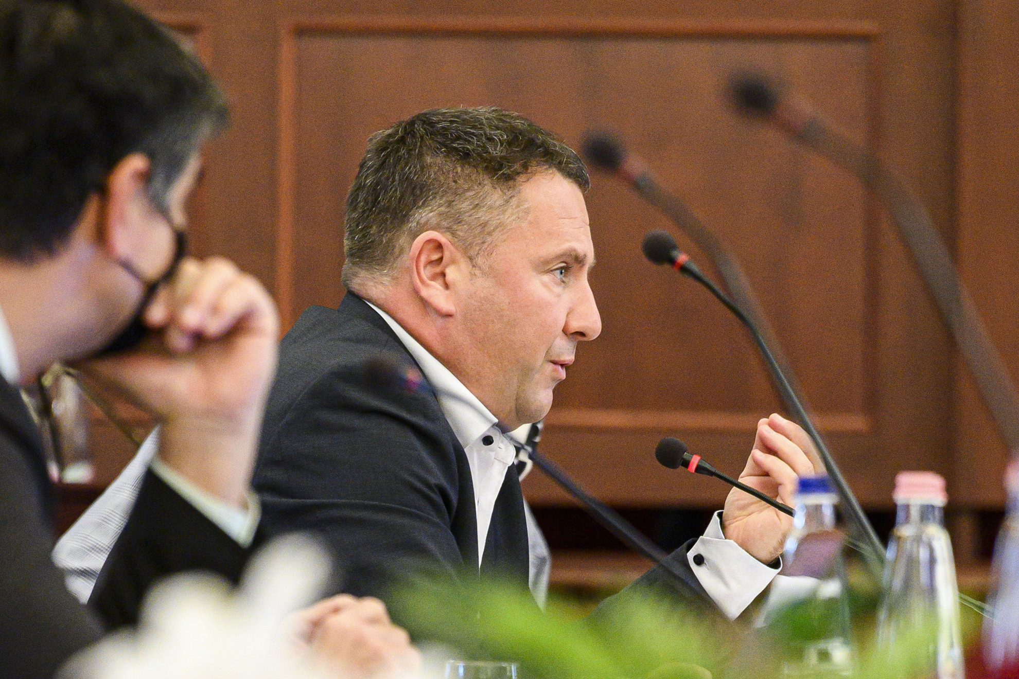 Láng Zsolt, a Fidesz-KDNP-frakció frakcióvezetője felszólal a Fővárosi Közgyűlés ülésén a Városházán
