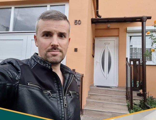 Jakab Péter a Vasverő utca 50-ben lakik Miskolcon, erről többször posztolt már a pártelnök