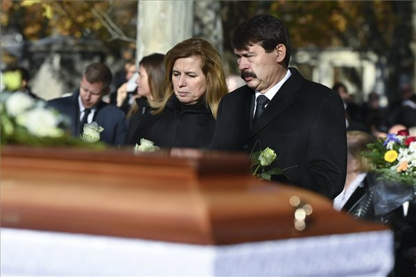 Áder János köztársasági elnök és felesége, Herczegh Anita lerója kegyeletét Mádl Dalma, Mádl Ferenc néhai köztársasági elnök feleségének temetésén a Fiumei úti sírkertben, a Nemzeti Emlékhelyen