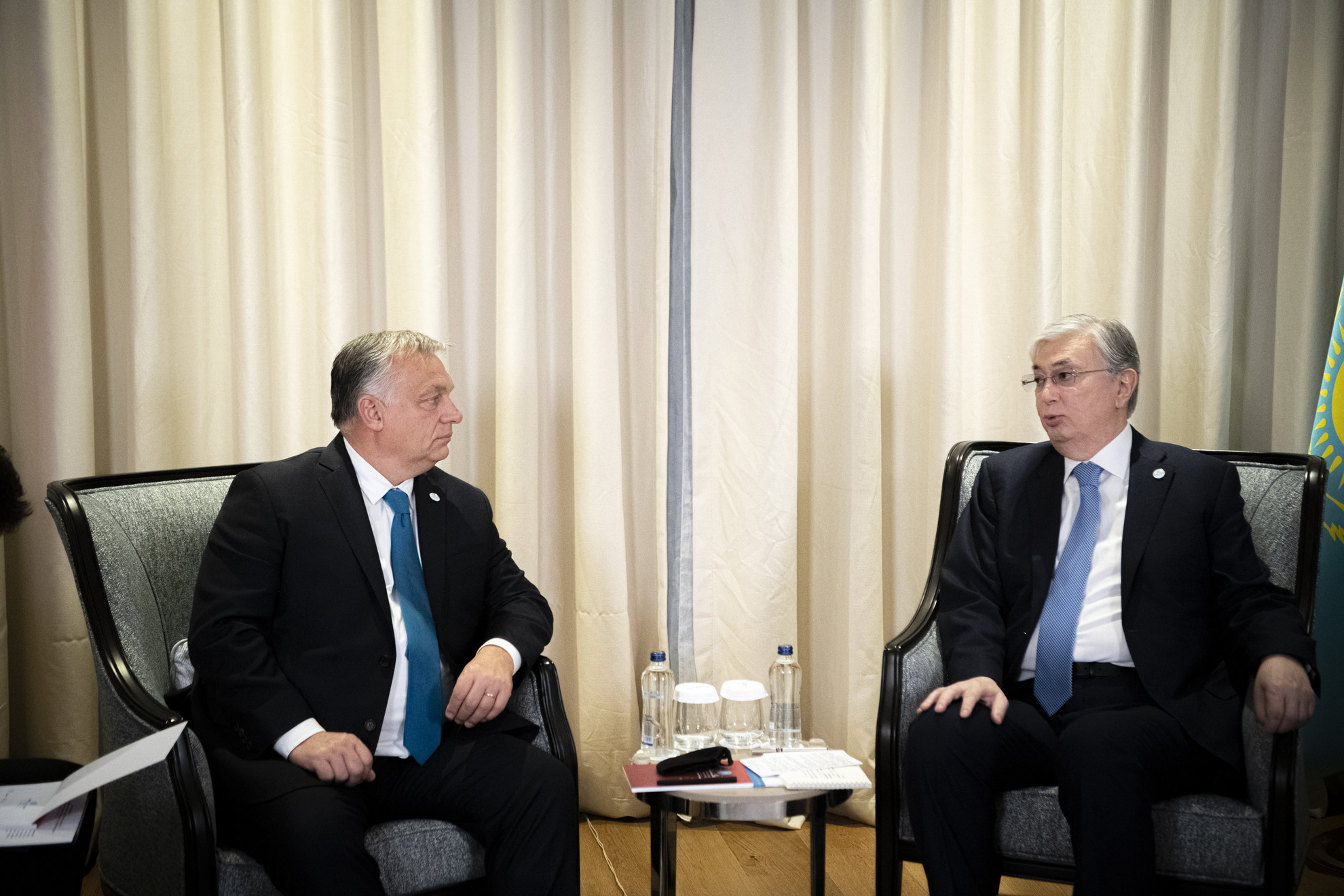 Orbán Viktor magyar kormányfő (b) és Kaszim-Zsomart Tokajev kazah elnök kétoldalú megbeszélést folytat a Türk Nyelvű Államok Együttműködési Tanácsának isztambuli csúcstalálkozója keretében 2021. november 12-én