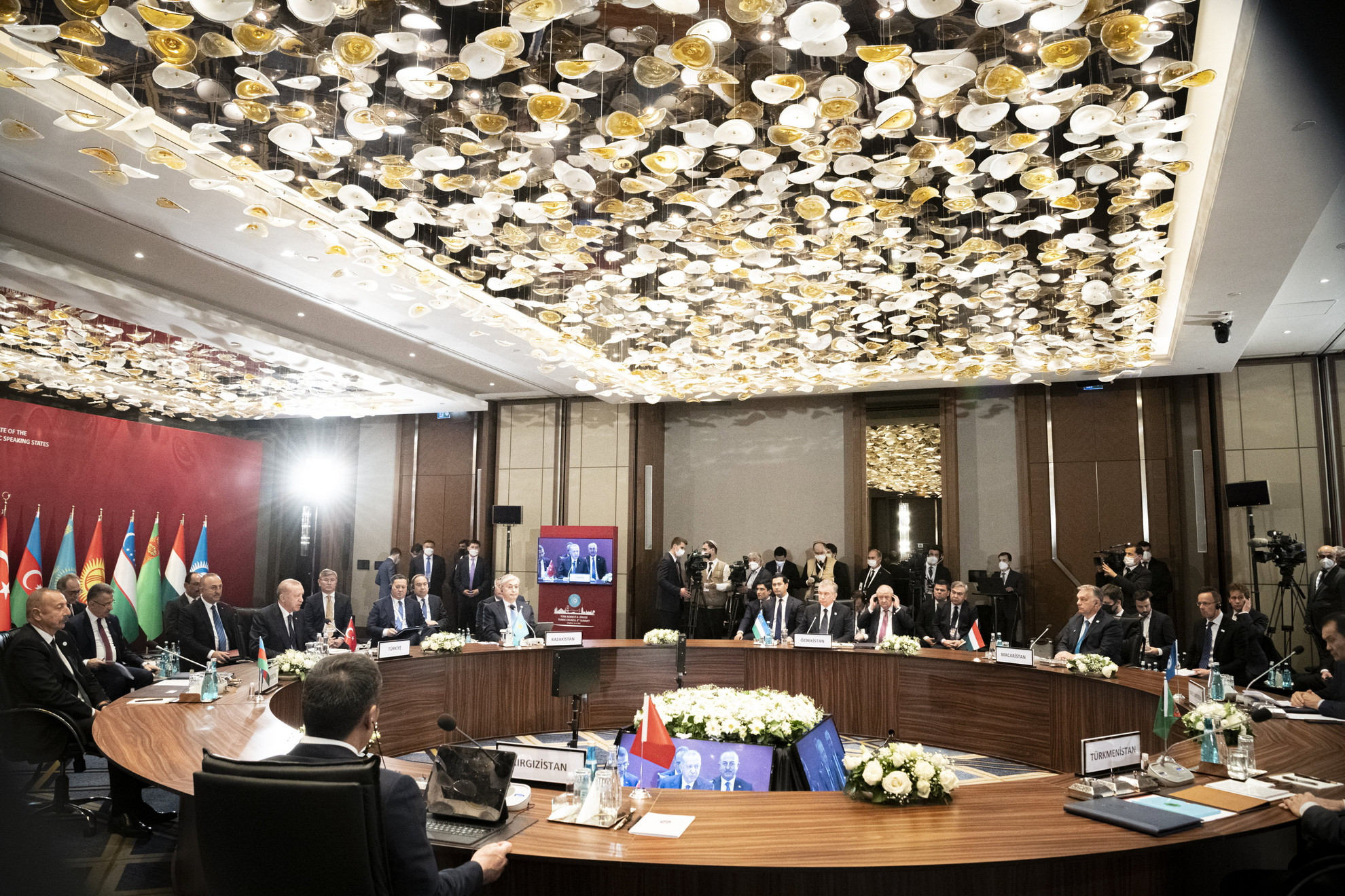 Ilham Aliyev azeri (b), Recep Tayyip Erdogan török (b6), Kaszim-Zsomart Tokajev kazah (b10) és  Savkat Mirzijojev üzbég (k) elnök, valamint Orbán Viktor magyar kormányfő (j6) és Szijjártó Péter külgazdasági és külügyminiszter (j3) a Türk Nyelvű Államok Együttműködési Tanácsának isztambuli csúcstalálkozóján 2021. november 12-én