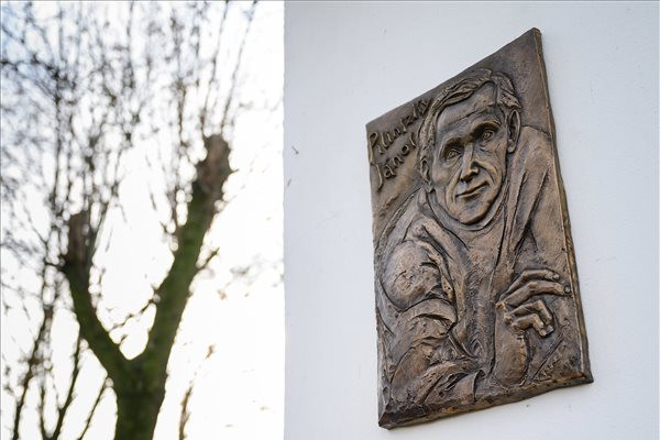 A Pilinszky János születésének 100. évfordulójára készült dombormű a Gárdonyi Géza Emlékház irodalmi emlékfalánál Gárdonyban