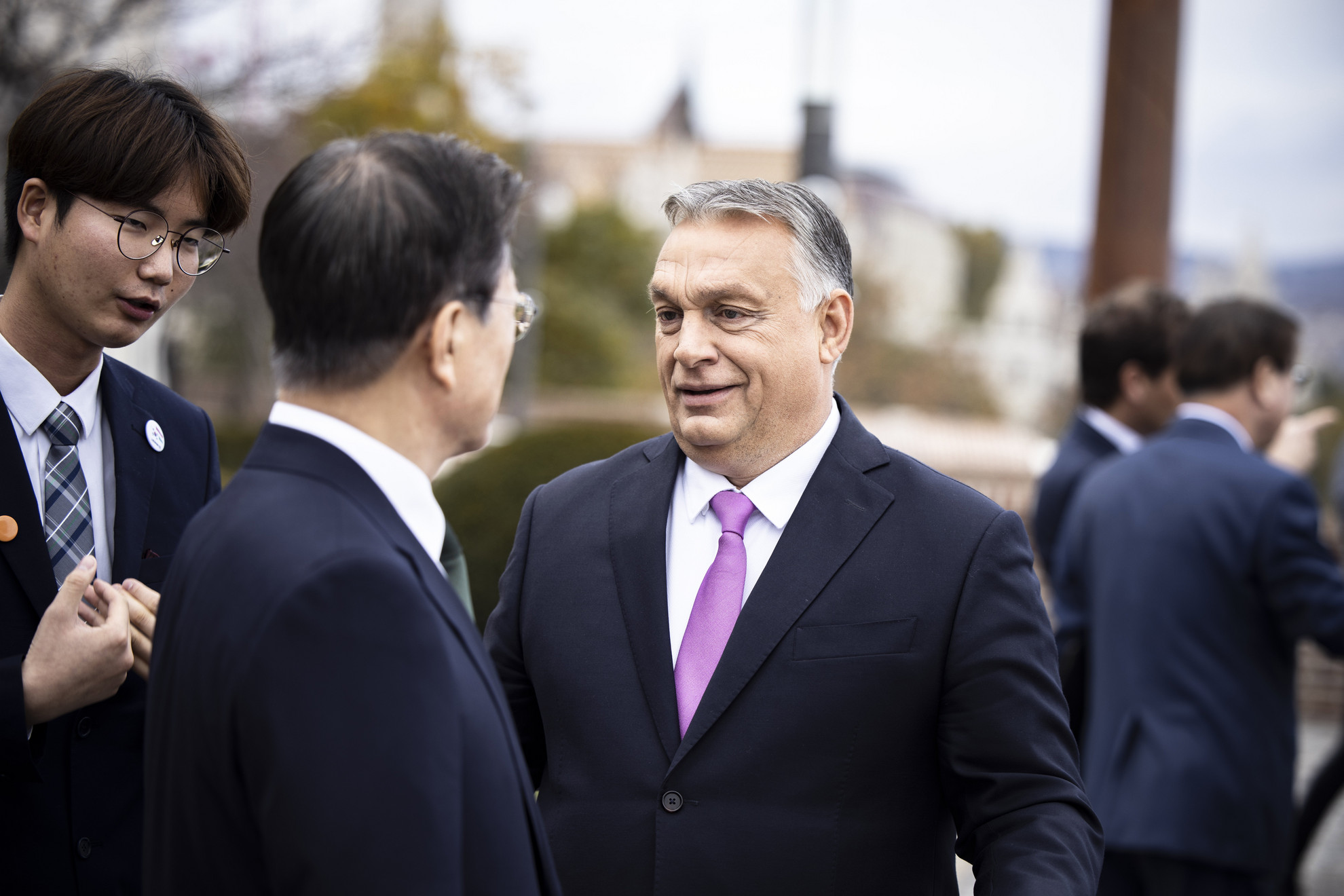 A Miniszterelnöki Sajtóiroda által közreadott képen Orbán Viktor kormányfő (j) fogadja Mun Dzse In dél-koreai elnököt a Karmelita kolostorban
