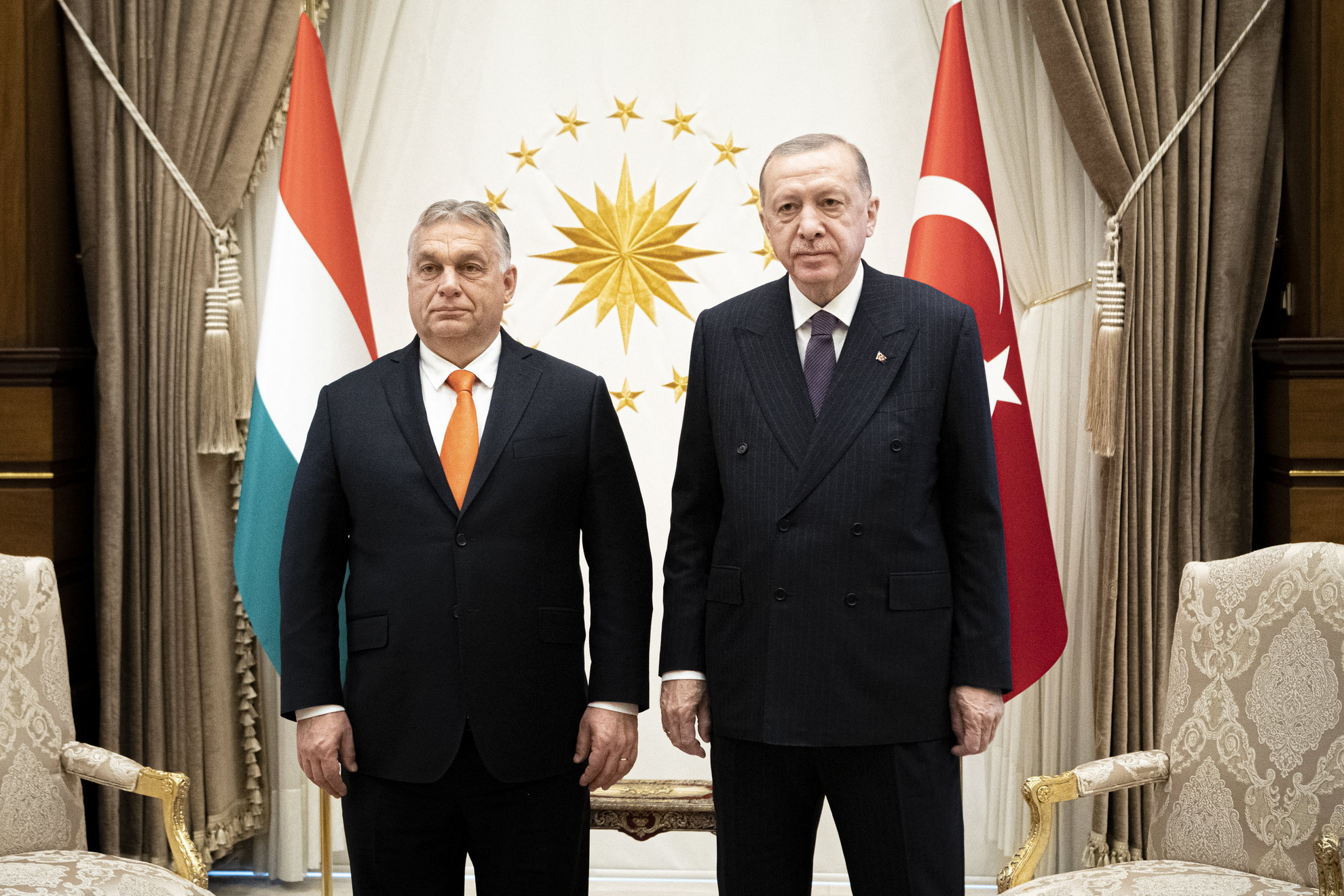 A Miniszterelnöki Sajtóiroda által közreadott képen Orbán Viktor miniszterelnök (b) és Recep Tayyip Erdogan török elnök (j) találkozója az ankarai elnöki palotában