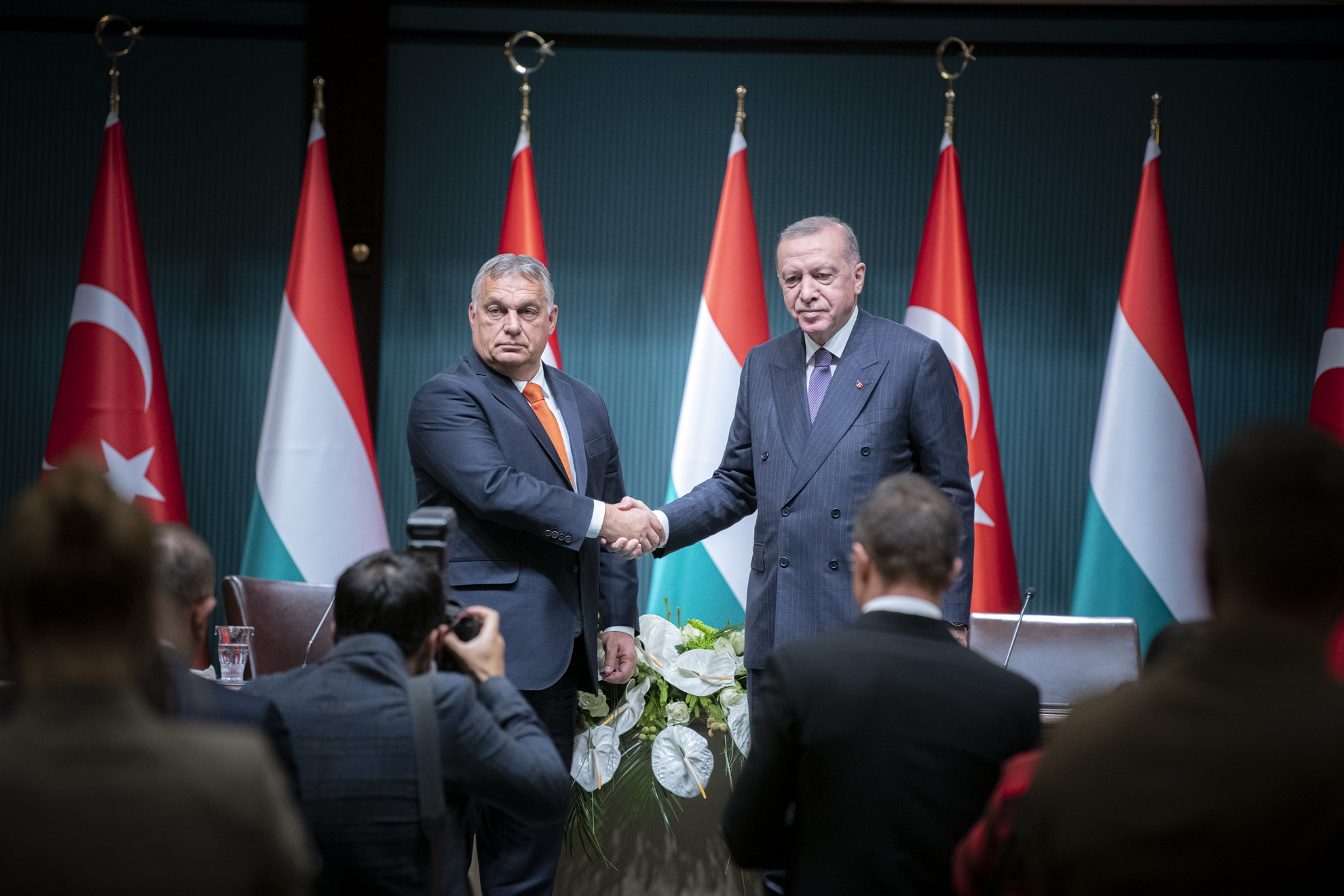 Fotó: MTI/Miniszterelnöki Sajtóiroda A Miniszterelnöki Sajtóiroda által közreadott képen Orbán Viktor kormányfő (b) és Recep Tayyip Erdogan török elnök kezet fog Ankarában tartott sajtótájékoztatójukon