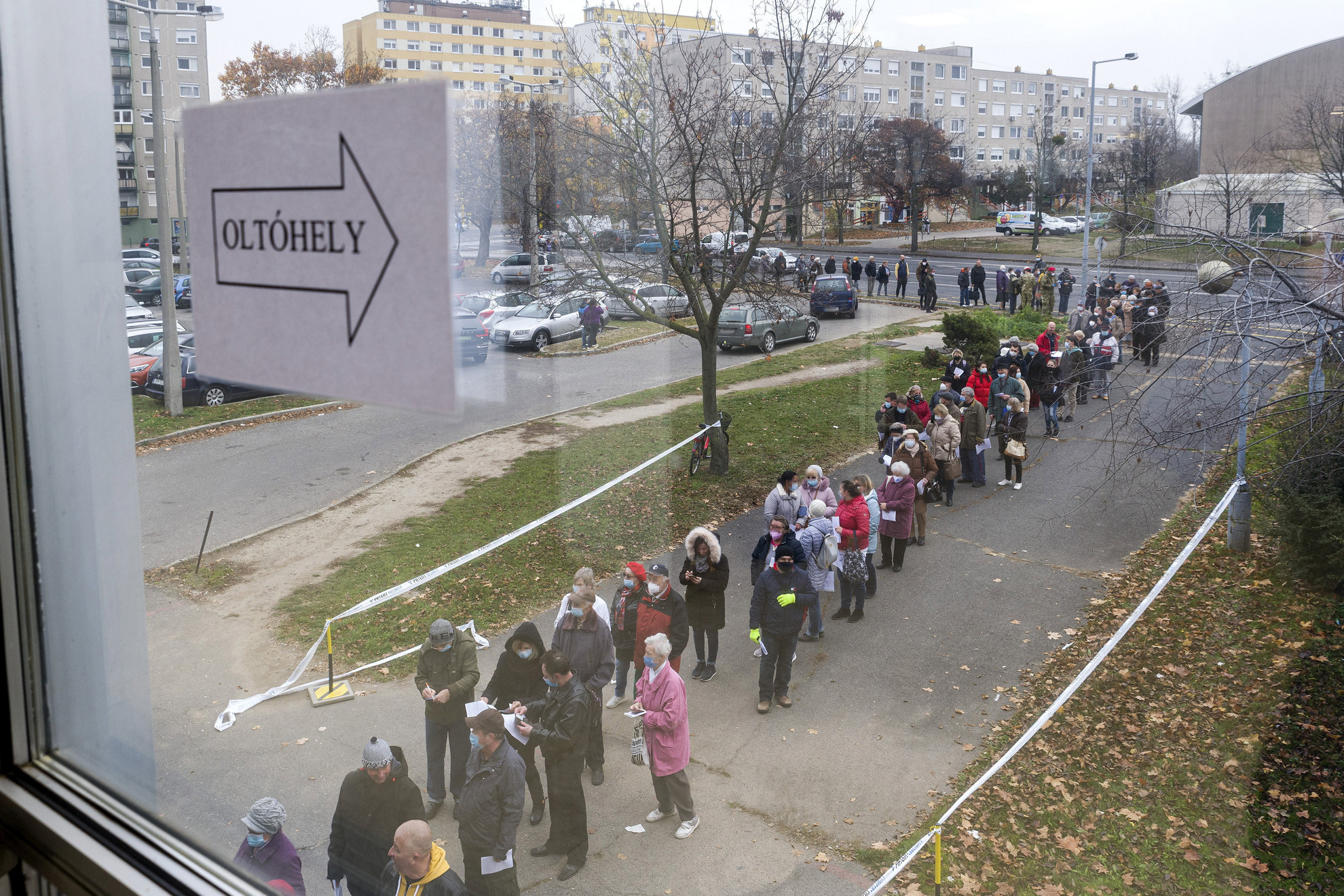 Oltásra várakozók a győri Petz Aladár Megyei Oktató Kórház újonnan megnyitott oltópontja előtt