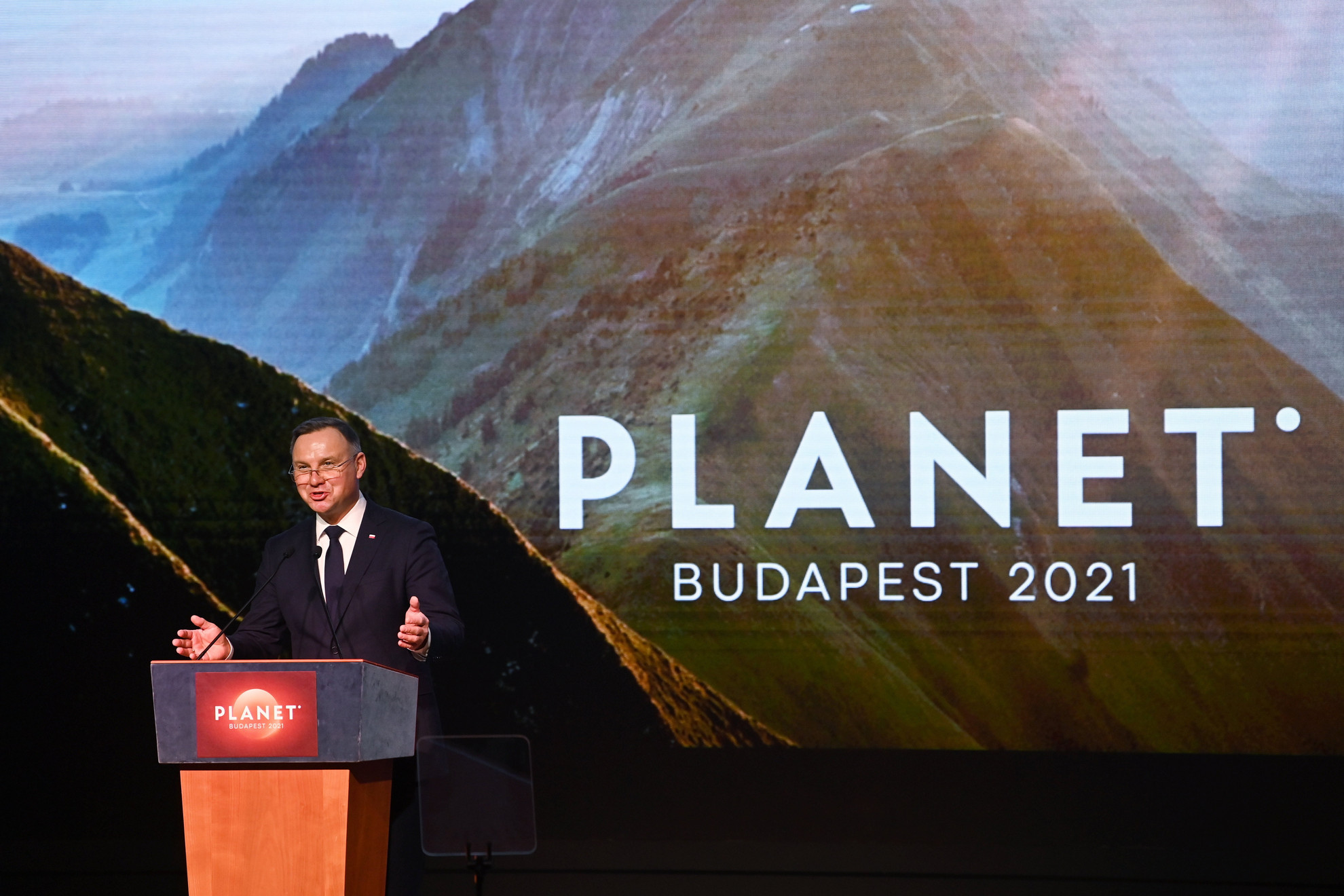 Andrzej Duda lengyel köztársasági elnök beszél a Planet Budapest 2021 Fenntarthatósági Expó és Világtalálkozó hivatalos megnyitóján a Hungexpo C pavilonjában 2021. november 30-án
