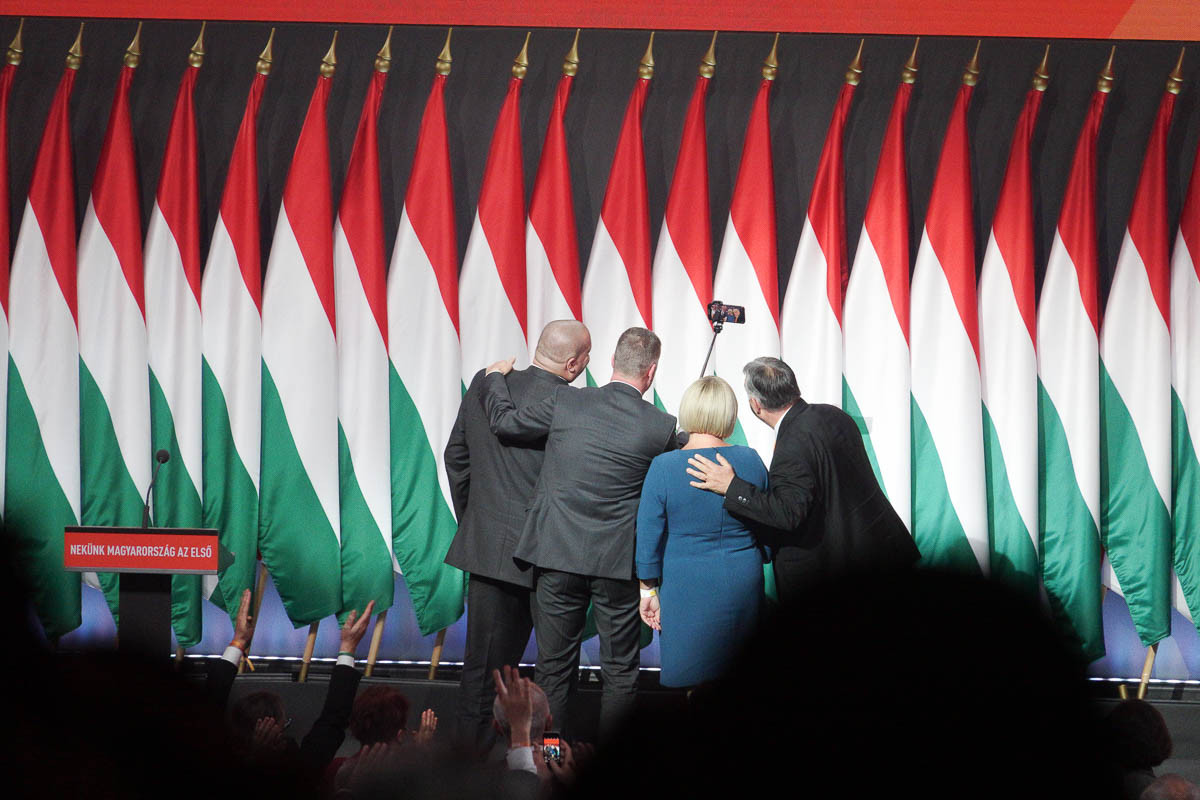 A kongresszus újra megválasztott alelnökei, Németh Szilárd (b), Kubatov Gábor (b2), a tisztségről miniszteri posztja miatt leköszönő Novák Katalin helyére megválasztott Gál Kinga és Orbán Viktor, újra megválasztott Fidesz-elnök, miniszterelnök (j) szelfit készítenek a Fidesz 29. tisztújító kongresszusán Budapesten, a Hungexpón 2021. november 14-én
