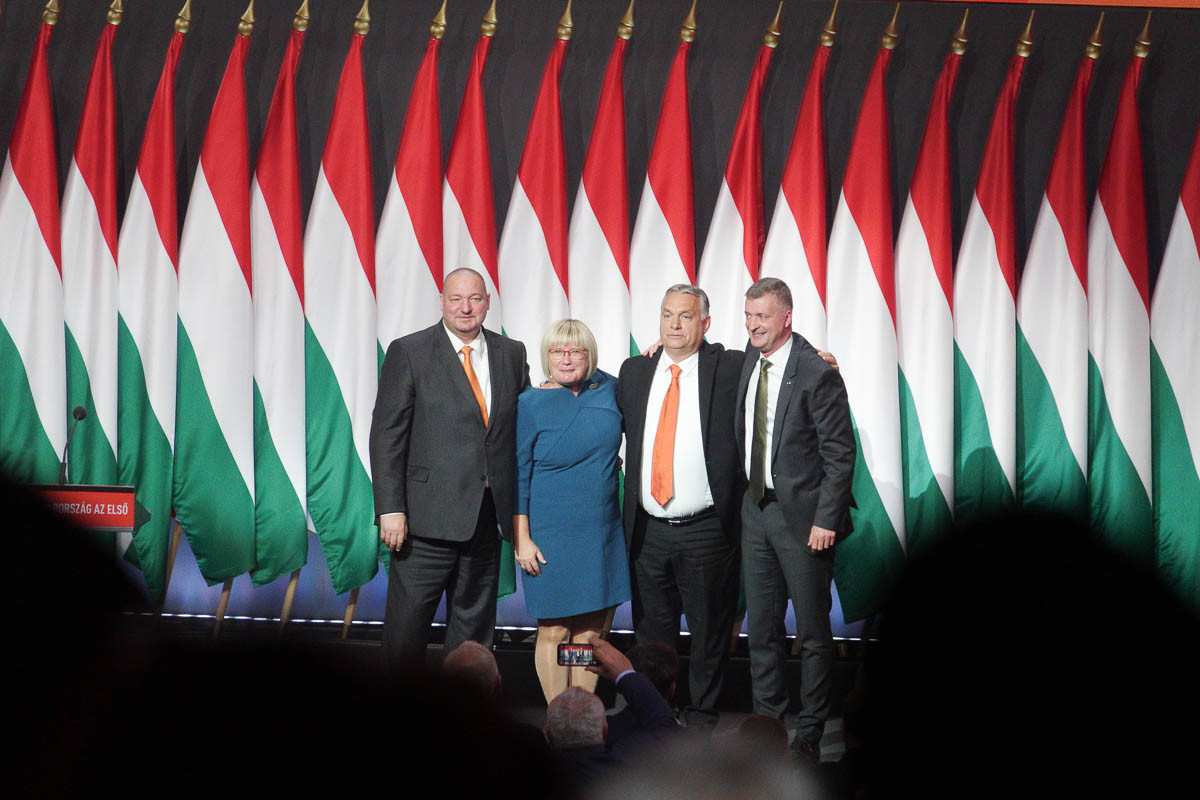 A kongresszus újra megválaszott alelnökei, Németh Szilárd (b), Kubatov Gábor (j), a tisztségről miniszteri posztja miatt leköszönő Novák Katalin helyére megválasztott Gál Kinga és Orbán Viktor, újra megválasztott Fidesz-elnök, miniszterelnök