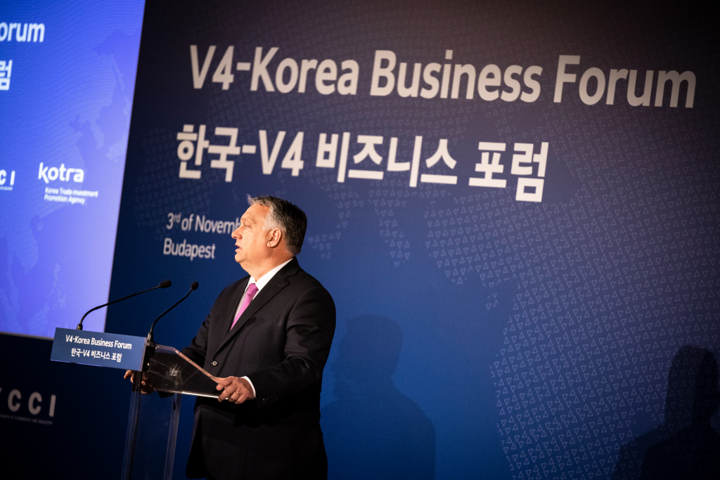 Fotó: MTI/Miniszterelnöki Sajtóiroda A Miniszterelnöki Sajtóiroda által közreadott képen Orbán Viktor kormányfő beszédet mond a V4-Korea üzleti fórumon