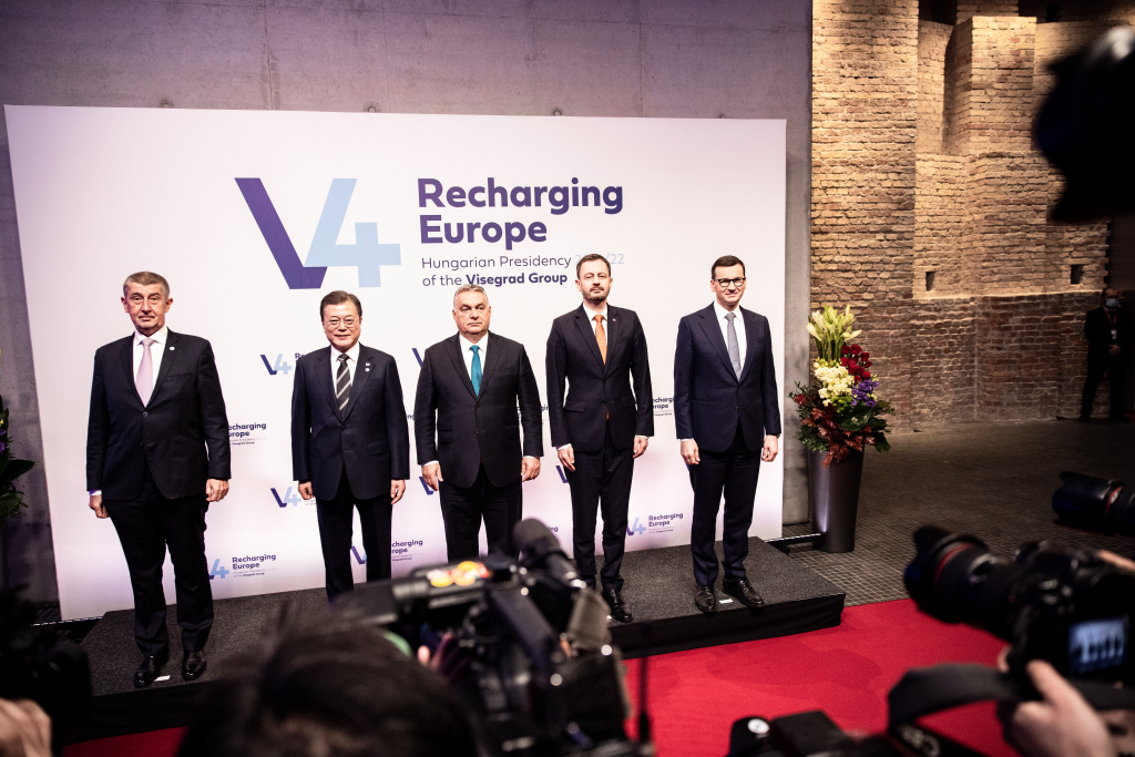 A Miniszterelnöki Sajtóiroda által közreadott képen Mun Dzse In dél-koreai államfő (b2), valamint Orbán Viktor magyar (k), Andrej Babis cseh (b), Eduard Heger szlovák (j2) és Mateusz Morawiecki lengyel kormányfő a V4-Korea csúcstalálkozón Budapesten, a Várkert Bazárban