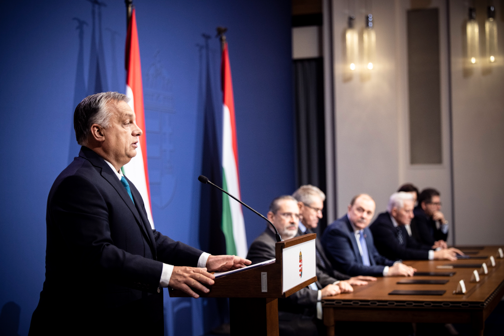 Fotó: MTI/Miniszterelnöki Sajtóiroda A Miniszterelnöki Sajtóiroda által közreadott képen Orbán Viktor miniszterelnök beszél, a bérmegállapodás aláírásán