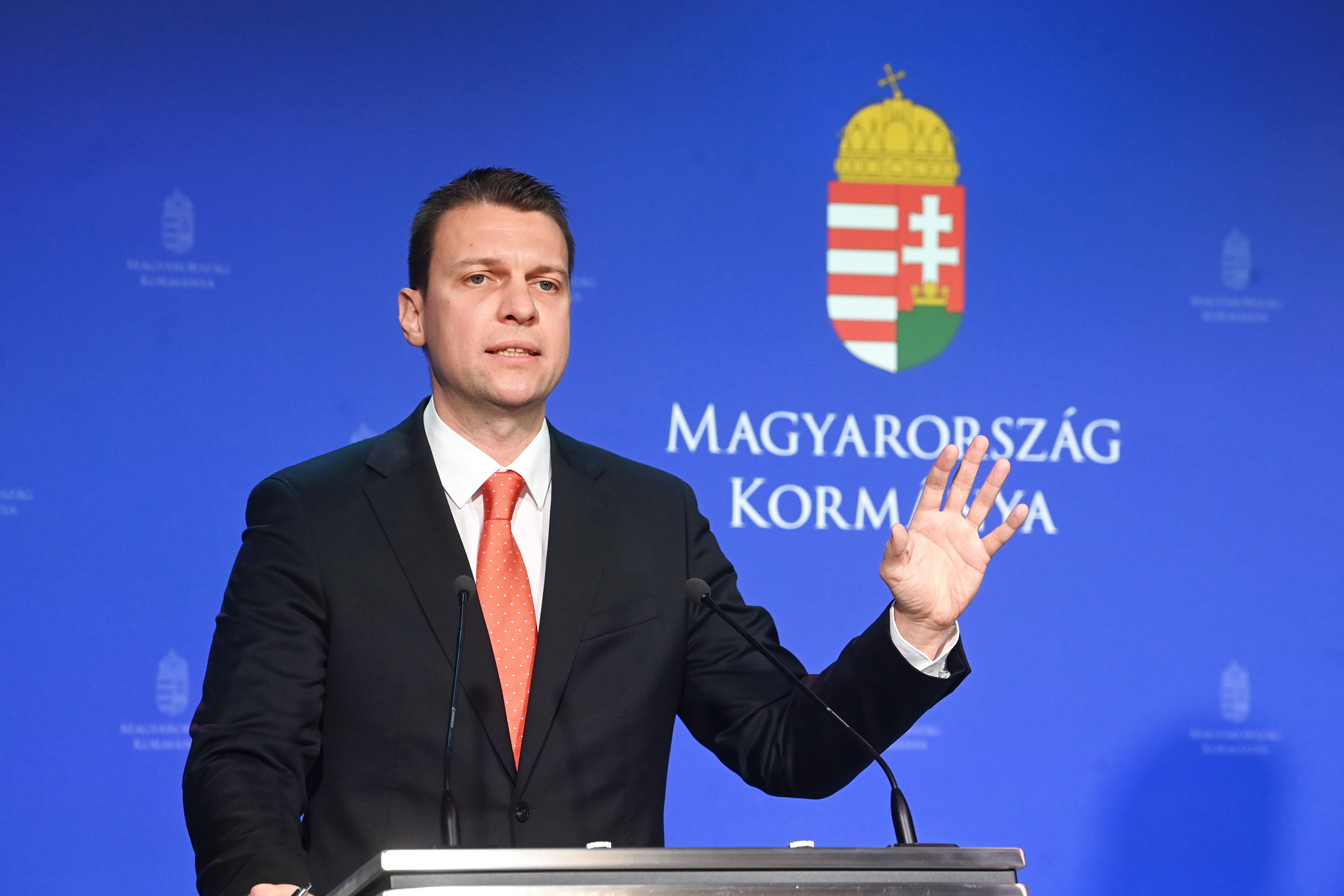 Menczer Tamás, a Külgazdasági és Külügyminisztérium (KKM) tájékoztatásért és Magyarország nemzetközi megjelenítéséért felelős államtitkára a fokozódó migrációs nyomásról tartott sajtótájékoztatón a Miniszterelnöki Kabinetiroda Garibaldi utcai sajtótermében 2021. november 26-án