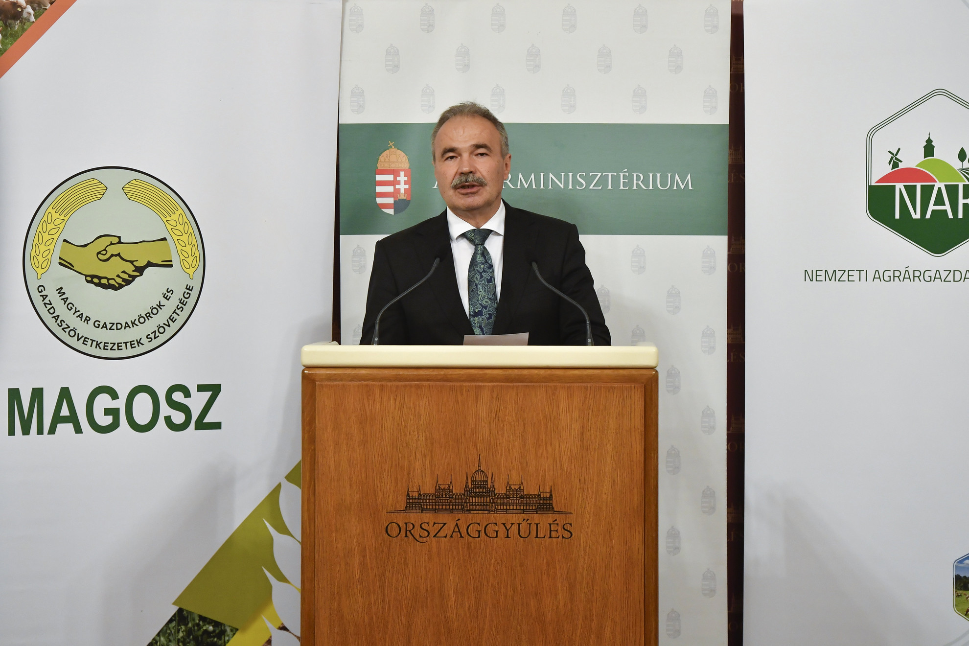 Nagy István agrárminiszter beszél a magyar gazdák védelméről tartott sajtótájékoztatón az Országház Mikszáth Kálmán Termében 2021. november 29-én