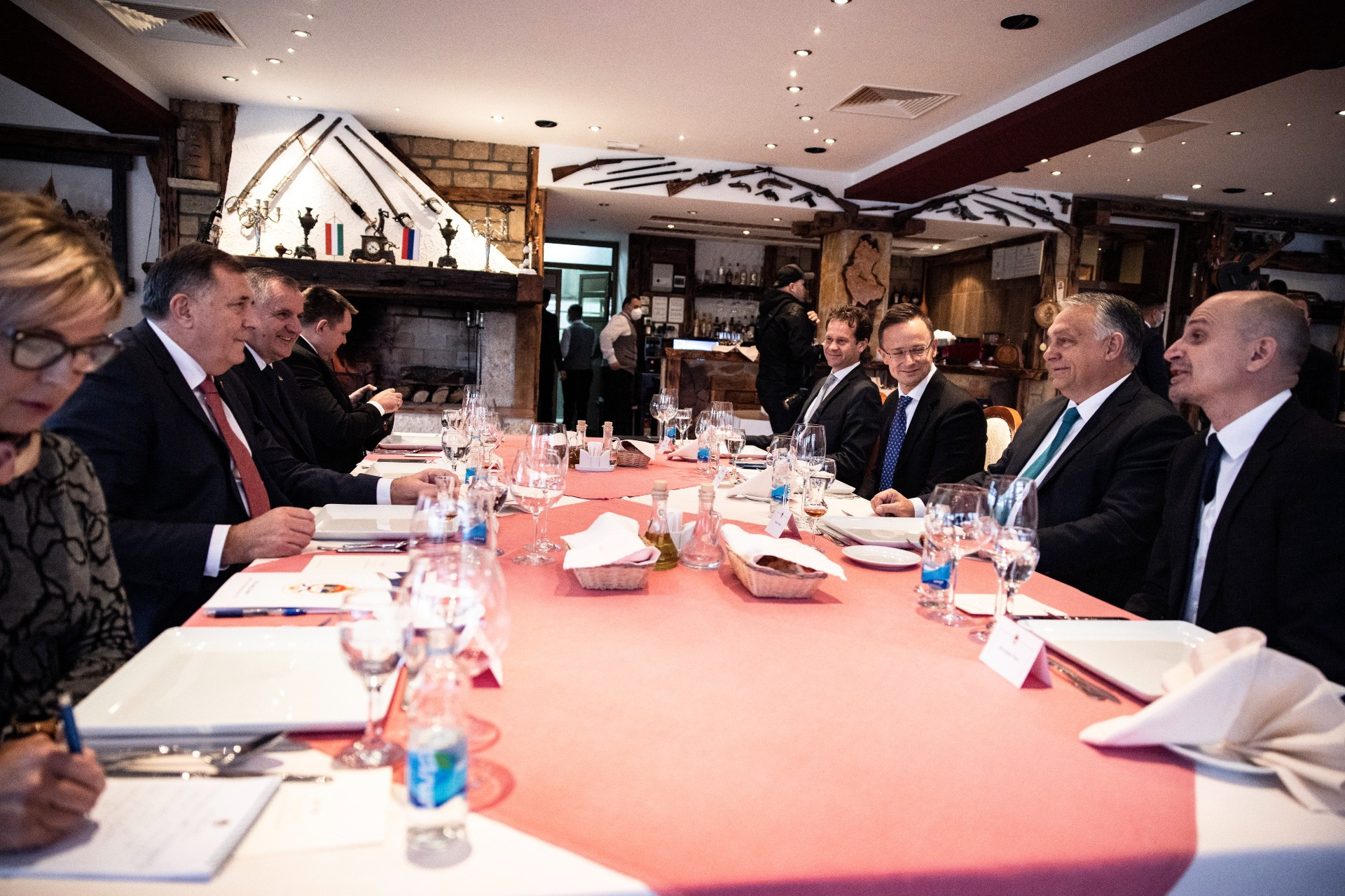 Banja Luka, 2021. november 6.
A Miniszterelnöki Sajtóiroda által közreadott képen Orbán Viktor miniszterelnök (j2) és Milorad Dodik, a Bosznia-Hercegovina háromtagú elnökségének szerb tagja (b2) tárgyalást folytat munkaebéden Banja Lukában 2021. november 6-án. A megbeszéléseken részt vett Szijjártó Péter külgazdasági és külügyminiszter (j3) is