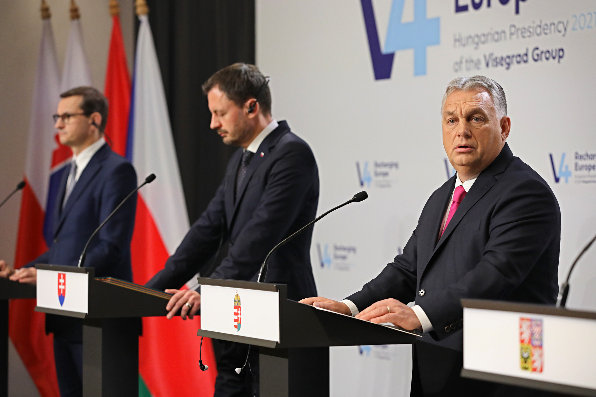 Mateusz Morawiecki (b), Eduard Heger (k) és Orbán Viktor a visegrádi országok (V4) kormányfőinek csúcstalálkozóján