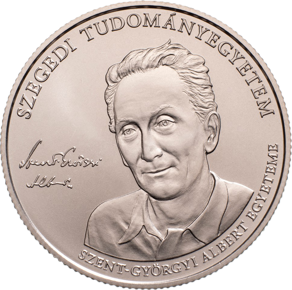 Az emlékérmék hátlapi kompozíciójának középpontjában Szent-Györgyi Albert Nobel-díjas magyar tudós fiatalkori portréja jelenik meg