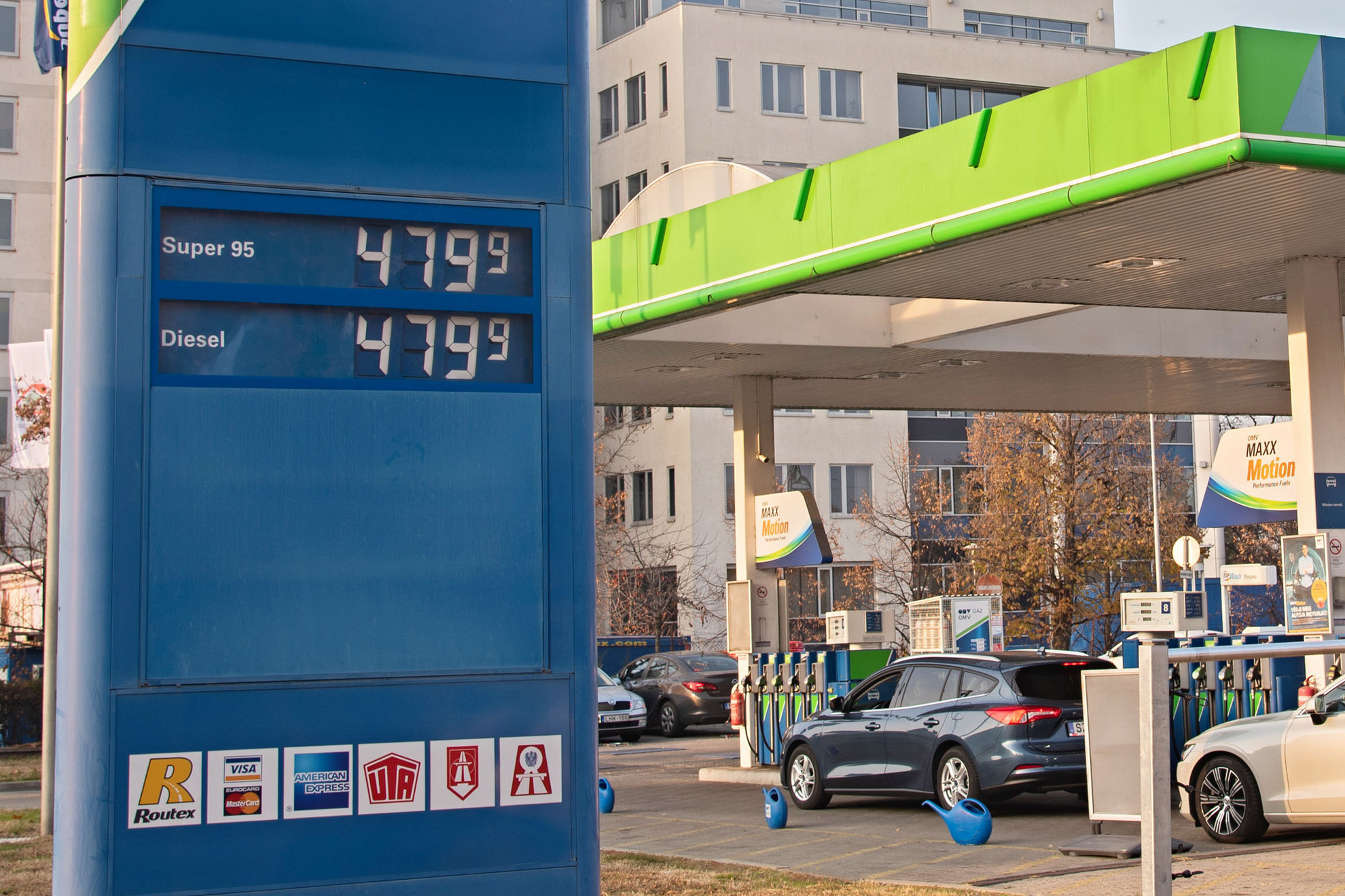 Már a megszabott 480 forintos literenkénti áron lehet hozzájutni a 95-ös benzinhez és a dízelhez