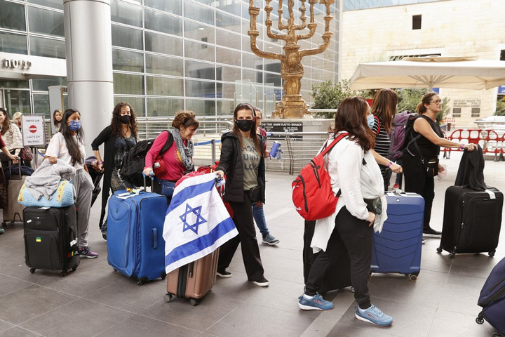Izrael utazási korlátozásokat rendelt el afrikai országokkal szemben az új vírusvariáns miatt