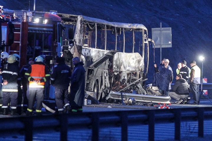 Negyvenöten, köztük tizenkét gyerek halt meg egy buszbalesetben