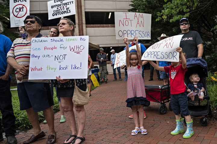 Az FBI-jal figyeltetik a tiltakozó szülőket