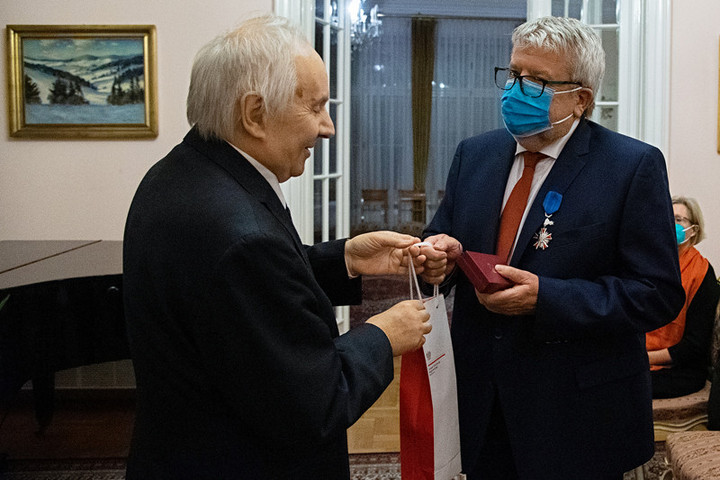 Fotó: MH / Török Péter A Lengyel Köztársaság Érdemérem Lovagkeresztjével tüntették ki Csizmadia Lászlót