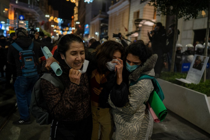 Könnygázzal oszlatták Isztambulban a nőkkel szembeni erőszak ellen tüntetőket