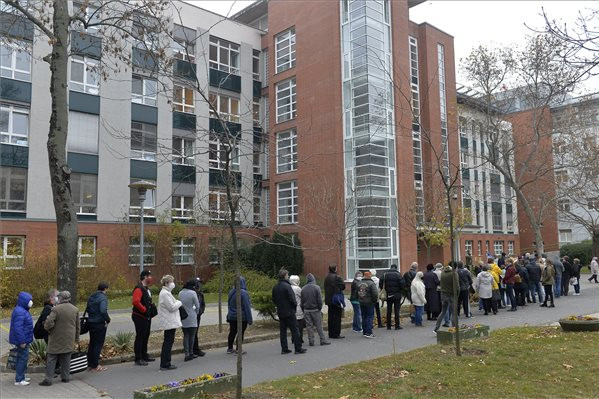 Fotó: MTI / Soós Lajos Magyarországon vették fel a legtöbben a harmadik oltást az Európai Unióban
