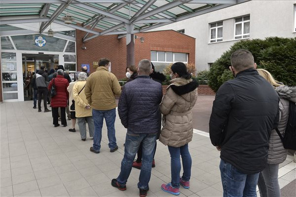 Fotó: MTI / Soós Lajos Bőven van vakcina akár a megerősítő harmadik oltásra is