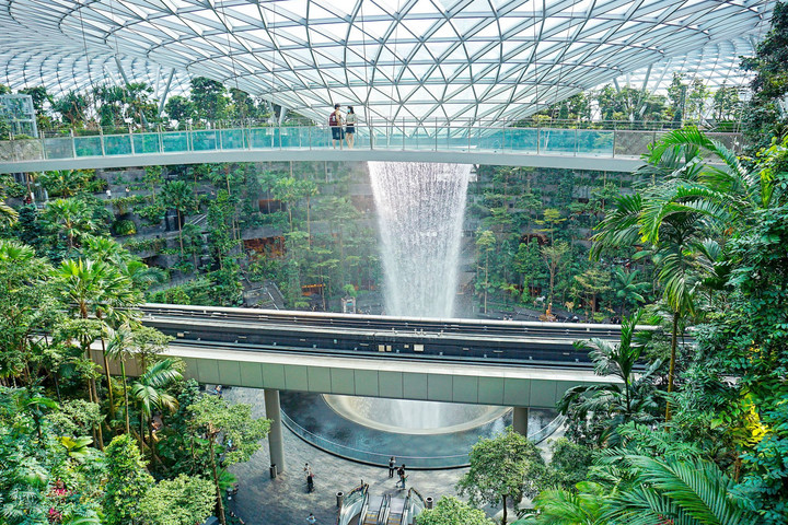 Trópusi zuhatag a reptéren