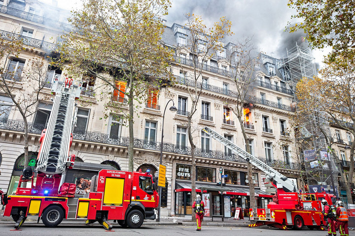 Lángok csaptak fel a párizsi Operánál