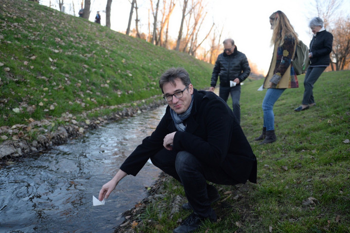 Karácsony Gergely Tóth Csabával tett papírcsónakot a Rákos-patakba